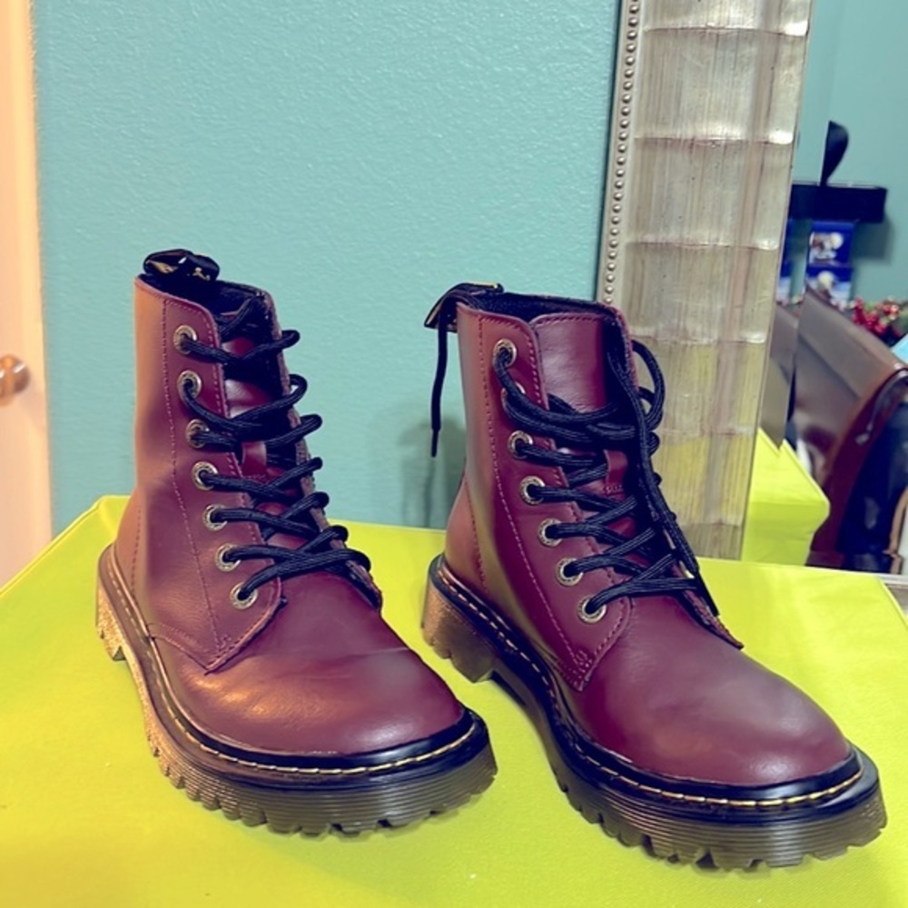 DOC MARTEN’S smooth  leather burgandy maroon boots LIKE NEW Size 6